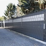 Panelhegn 2D med afskærmning i antracit langs indkørsel