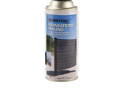 En dåse Kirkedal Reparationsmaling-spraymaling med sort hætte, med en etiket, der viser et mørkt træhegn og tekst på dansk.