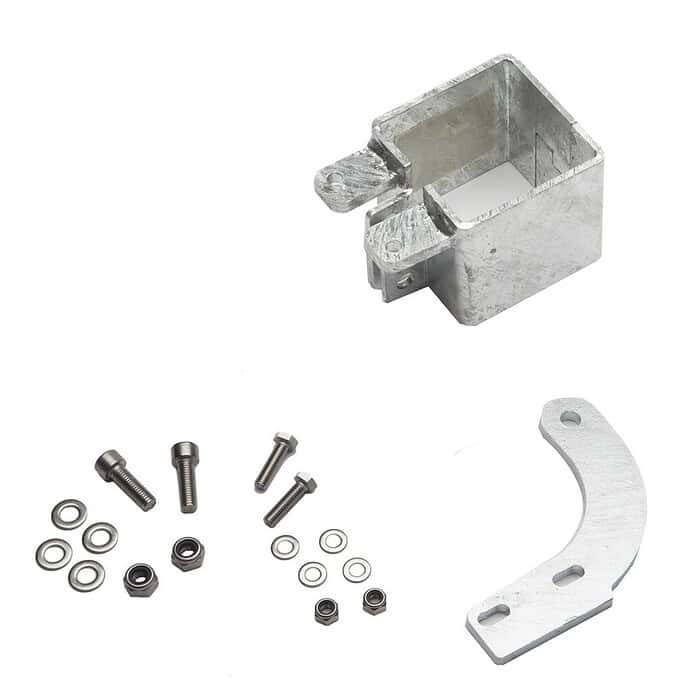 Et sæt mekaniske beslag, herunder en metalblok, en buet metalbeslag, bolte, møtrikker og skiver, alt sammen anbragt på en hvid baggrund.