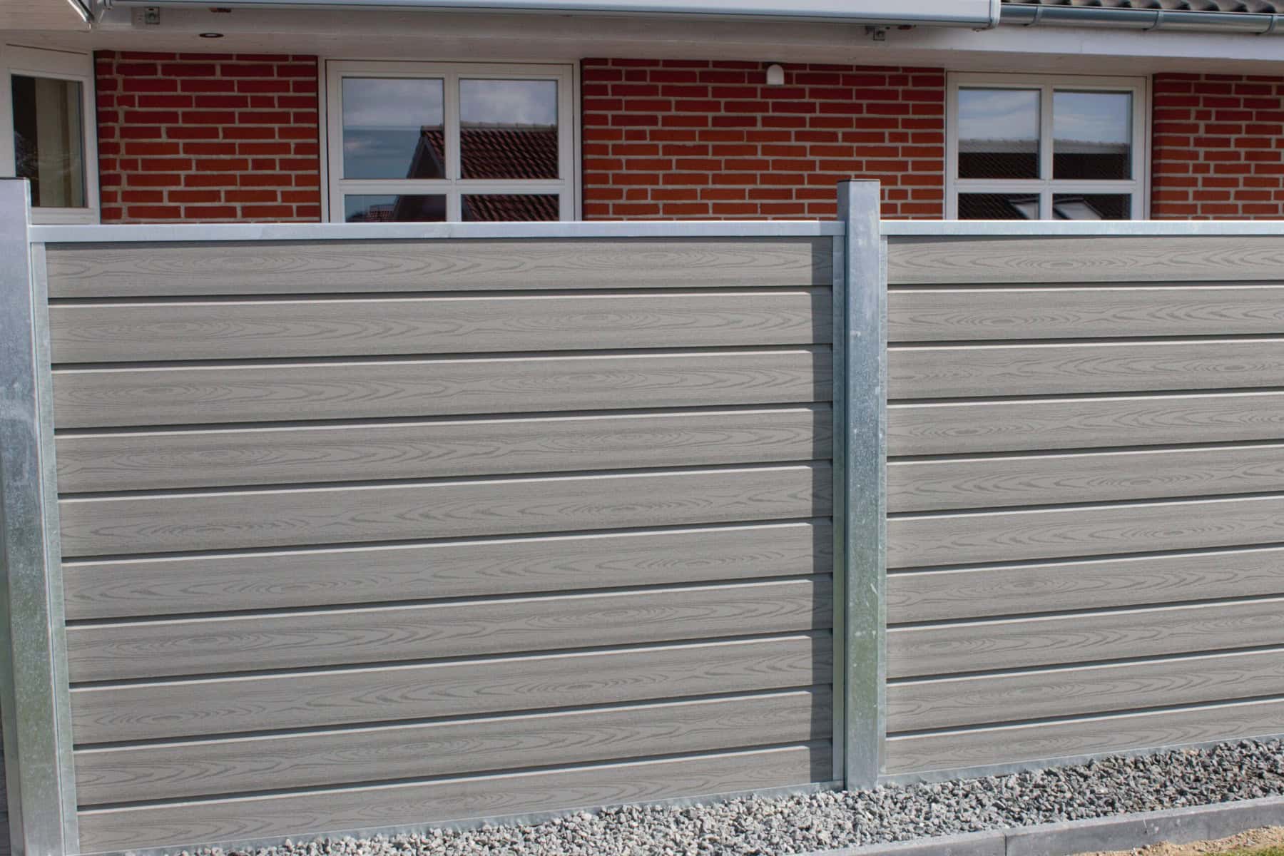 Komposit Hegn med varmgalvaniseret stålstolper & u-skinner - Type 1 - 140cm, Grå