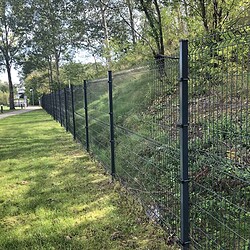 Panelhegn 3D 5/5 mm i antracit RAL 7016 monteret på 60x40 mm stålstolper langs græsplæne