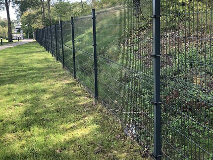 Panelhegn 3D 5/5 mm i antracit RAL 7016 monteret på 60x40 mm stålstolper langs græsplæne