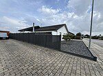 Stål Hegn Tremme Classic i sort monteret langs indkørsel ved dansk villa – tremmehegn i galvaniseret og pulverlakeret stål