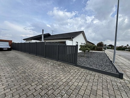 Stål Hegn Tremme Classic i sort monteret langs indkørsel ved dansk villa – tremmehegn i galvaniseret og pulverlakeret stål