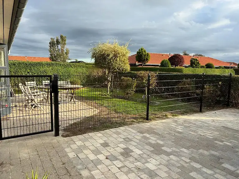 Sort 2D-låge og panelhegn ved en terrasse
