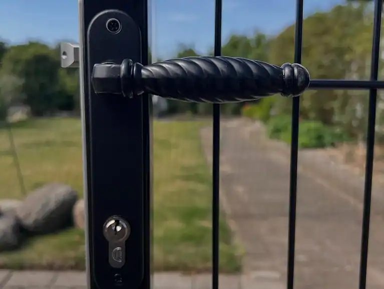 Nærbillede af det sorte lågehåndtag med lås
