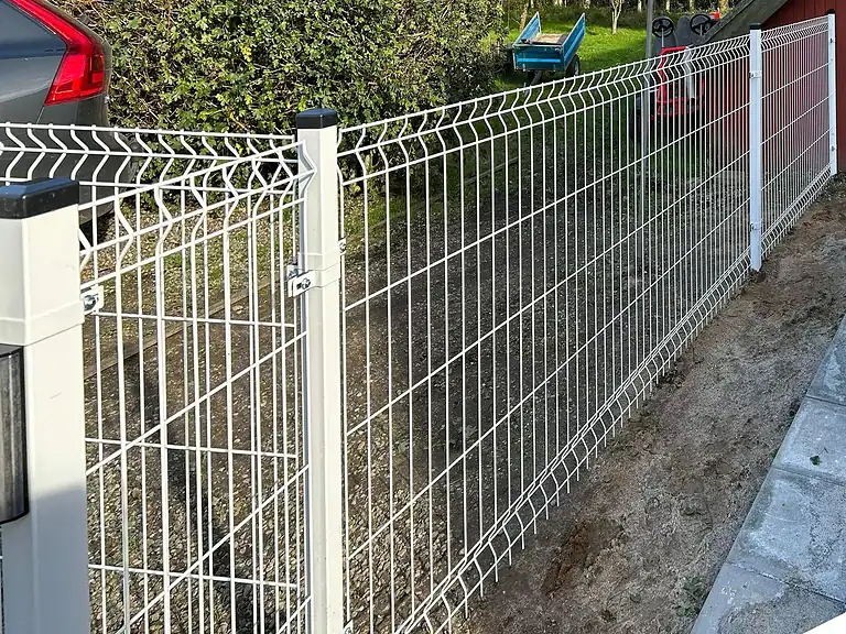 Nærbillede af hvidt 3D-panel i RAL 9010