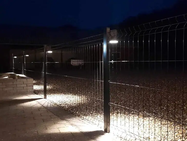 Stolpelys på 3D-panelhegnet lyser gruset op