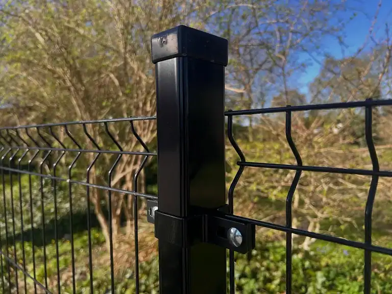 Stolpe med sort designbeslag i 3D-panelhegnet