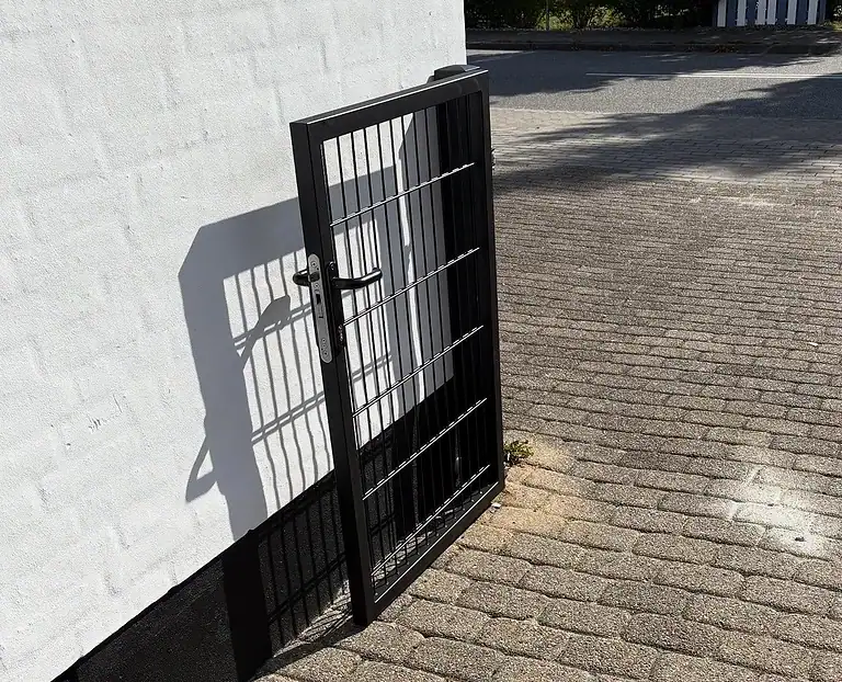 Den smalle ganglåge ved husmuren