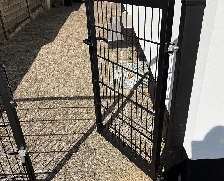 Åben ganglåge i sort pulverlakeret stål