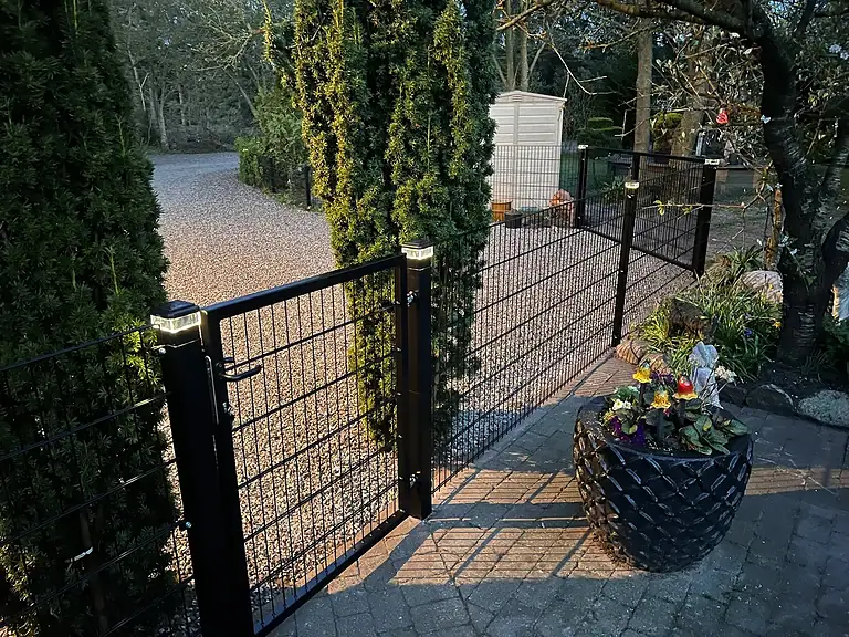 Sort låge i designserien ved en flisegang