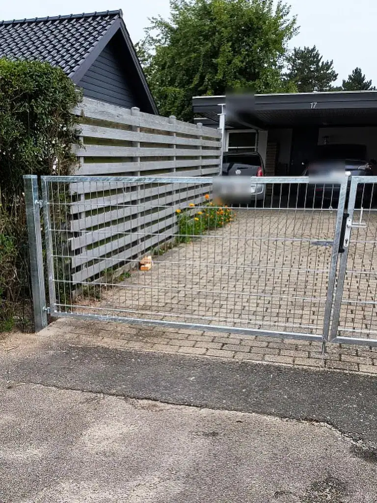 Varmgalvaniseret dobbeltlåge foran en carport