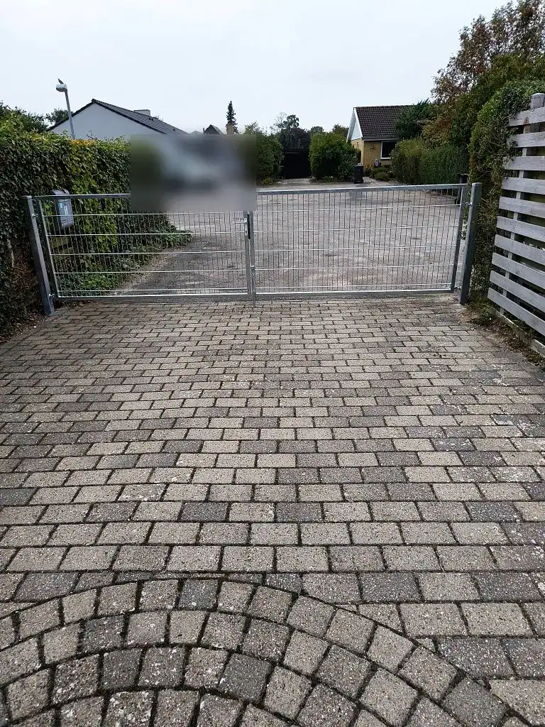 Varmgalvaniseret dobbeltlåge på 460 cm ved indkørslen