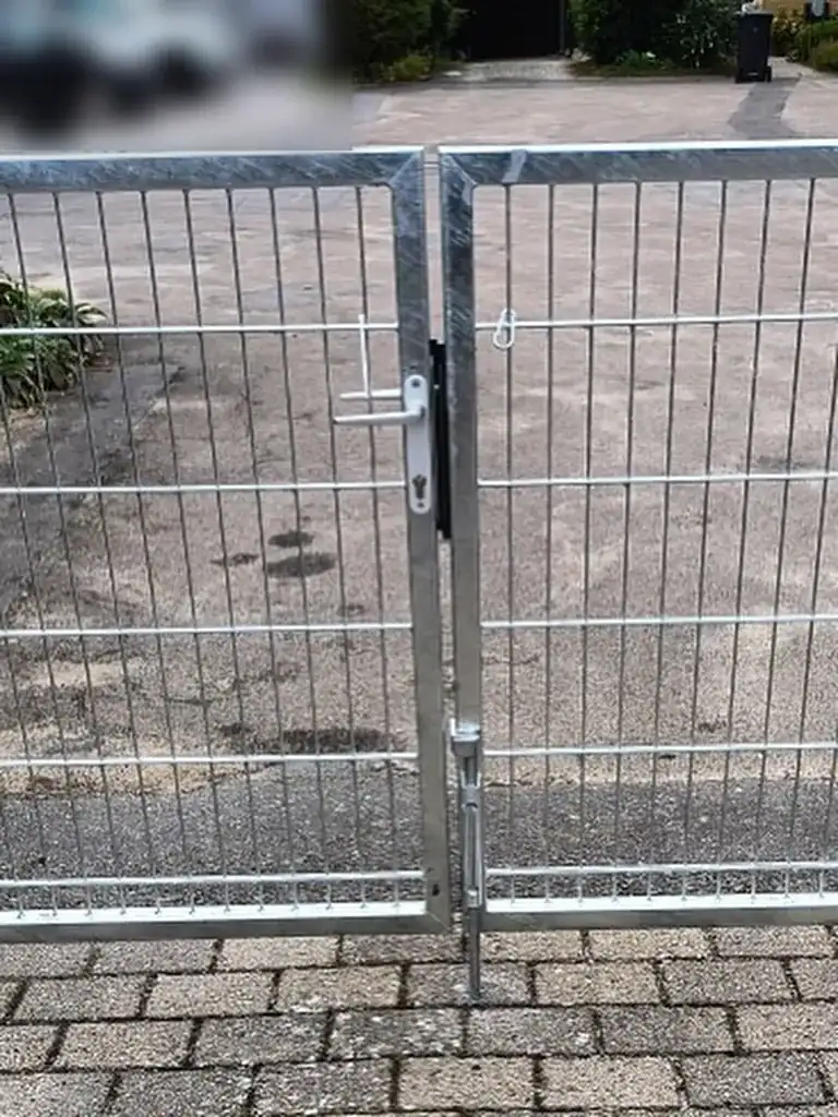 Midten af den varmgalvaniserede dobbeltlåge med lås