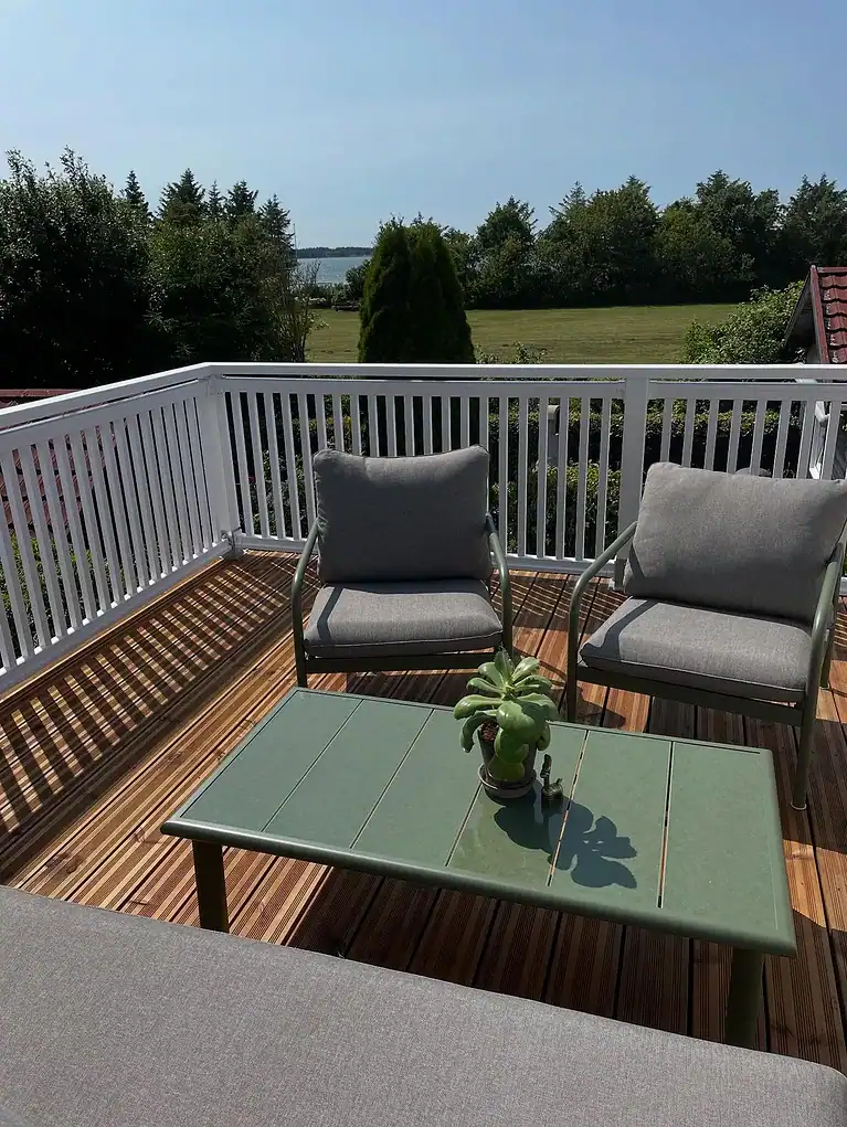 Hvidt Railing-rækværk om terrassen med havudsigt