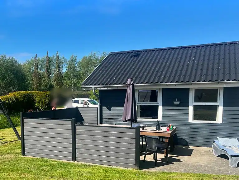 Komposithegn om terrassen ved sommerhuset