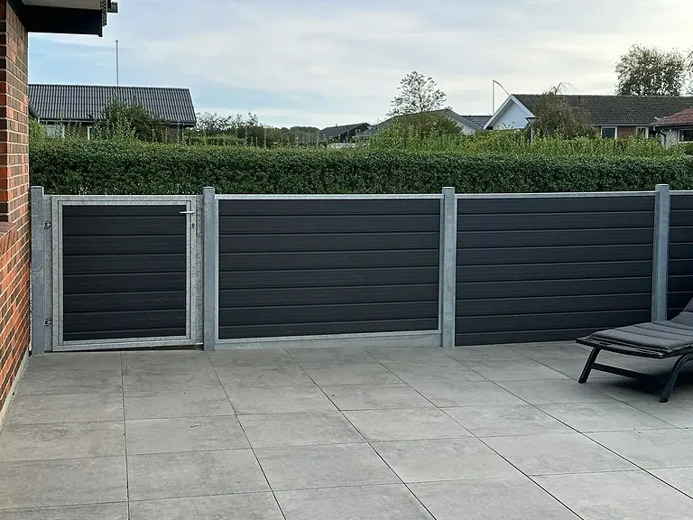 Komposithegn med låge ved terrassen