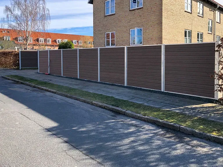 Brunt komposithegn langs vejen
