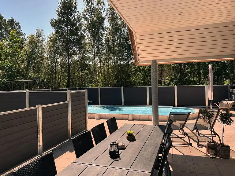 Komposithegn om pool og terrasse ved et sommerhus