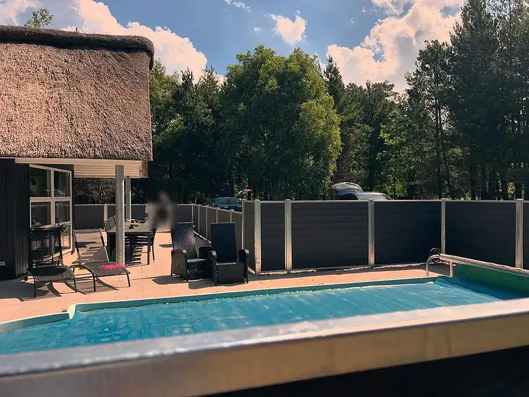Pool med komposithegn i to højder