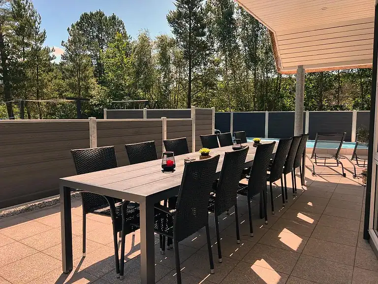 Langbord på terrassen bag komposithegnet