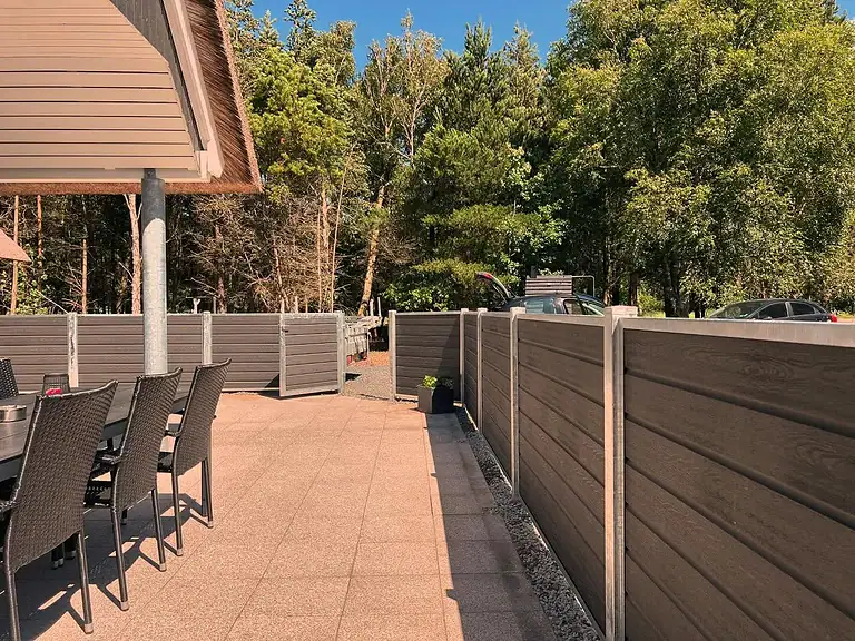 Komposithegn langs terrassen ved sommerhuset