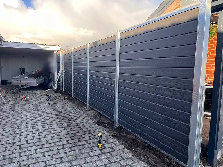 Komposithegn ved en carport