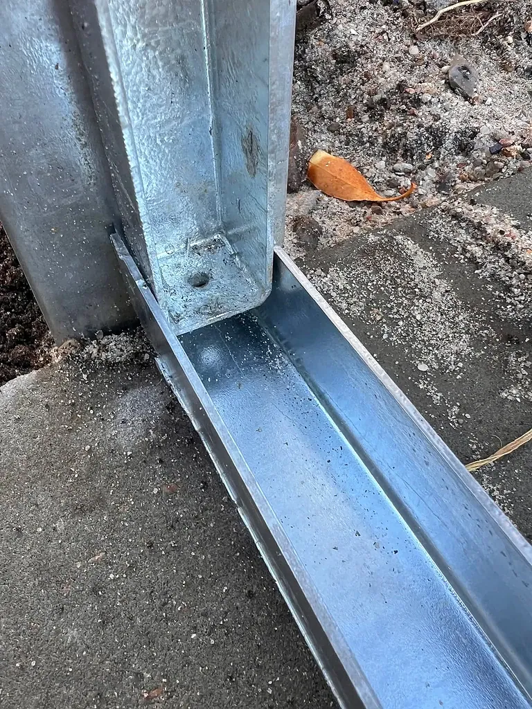 Bundskinne i varmgalvaniseret stål ved en stolpe