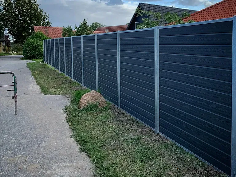 Komposithegn langs en gangsti ved haven
