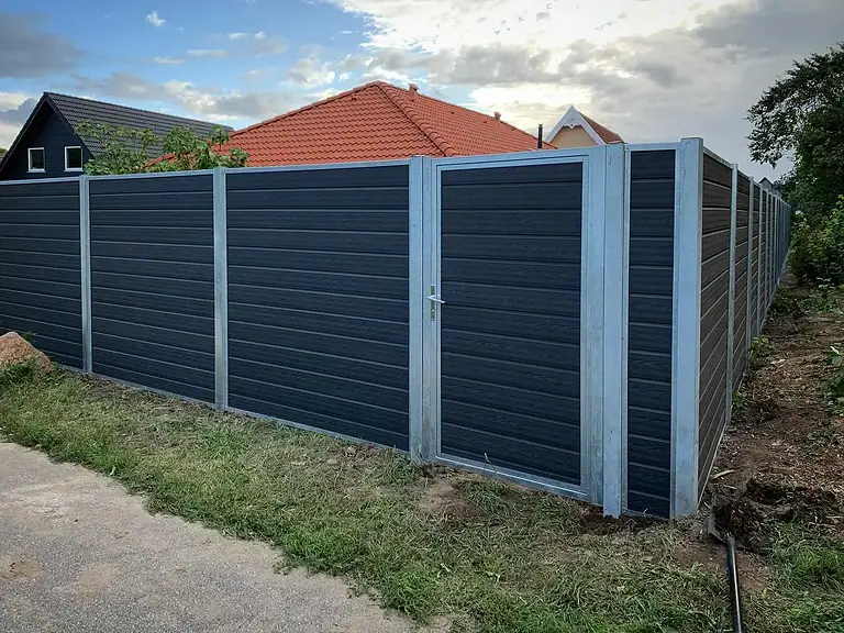 Komposithegn med låge og varmgalvaniserede stolper