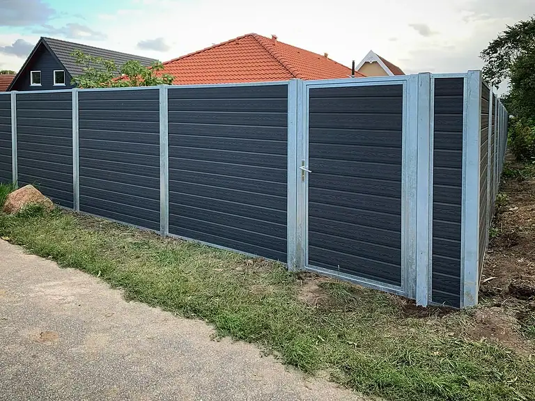 Låge i komposithegnet set fra haven