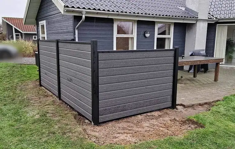 Komposithegn i to højder ved sommerhusets terrasse